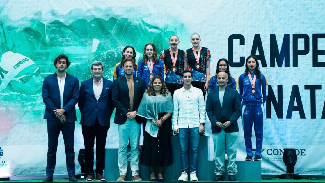 COM_Mexico's tweet photo. El Campeonato Nacional de Natación Artística en el #CDOM se vistió de gala con la presencia de Husain Al-Musallam, presidente de World Aquatics, quien convivió con la nueva generación de atletas mexicanas. Lo acompañaron nuestra presidenta, @maryjosealcala, y el director de la CONADE, @Rommel_Pacheco

#TodosSomosOlímpicos
