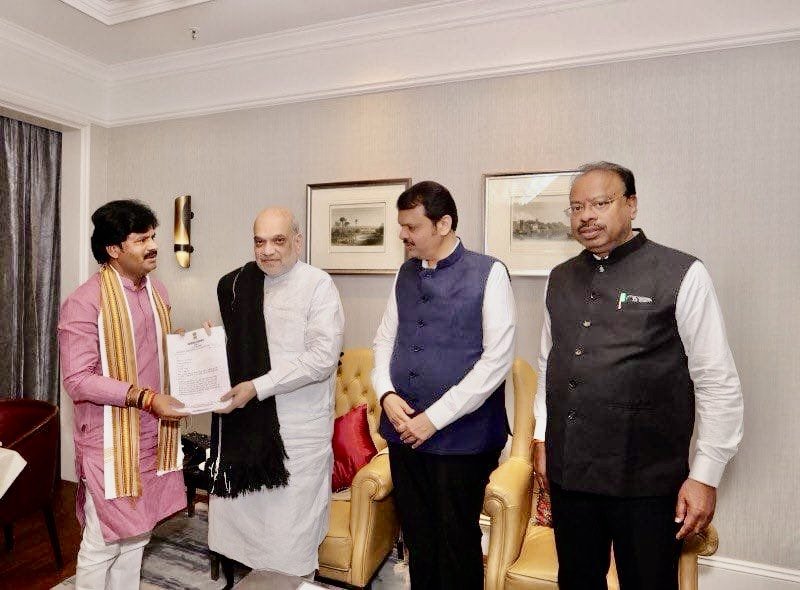 GopichandP_MLA's tweet photo. केंद्रिय गृहमंत्री अमित शाह यांची भेट घेतली. त्यांच्या व्यक्तिमत्त्वात असणाऱ्या हिमालयाच्या दृढतेची अनुभूमती मिळाली. गृहमंत्री म्हणून त्यांनी कलम ३७० हटवले, CAA, NRC ची गरज या देशाला पटवून दिले, अंमलबजावणी केली. हे निर्णय फक्त शासकीय धोरणापुरते मर्यादित नाहीत. हिंदू राष्ट्रनिर्मितीच्या दिशेनं ठाम पाऊलं आहेत.

पुण्यश्लोक अहिल्यादेवी होळकर यांच्या जयंतीचं त्रिशताब्दी वर्ष आहे. भाजप व संघ परिवाराने देशभरात १२ हजार विविध कार्यक्रम आणि उपक्रमांचे आयोजन केलंय. अहिल्यादेवींनी ‘राष्ट्रप्रथम’ हा मंत्र मनी बाळगला. दौलतीपलिकडे जात राष्ट्रउभारणी केली. त्यांच्या त्रिशताब्दी जयंतीच्या पर्वावर एका विशेष कार्यक्रमाचे नियोजन केले आहे, त्यासाठी मा. अमितभाई शहा यांची भेट घेऊन निमंत्रण दिले. त्यांनी तात्काळ होकार दिला. 

सोबत राज्याचे लोकप्रीय व लाडके आमचे मुख्यमंत्री देवाभाऊ आणि महसूल मंत्री चंद्रशेखर बावनकुळे यांनीही पुण्यश्लोक अहिल्यामातेच्या त्रिशताब्दी जयंती निमित्ताने आपला संकल्प बोलवून दाखवला! 
यंदाची जयंती अभूतपूर्व असेल याची ग्वाही देतो.

 चांगभलं!

#AmitShah #DevendraFadnavis 
#GopichandPadalkar #maharashtra
#bjpmahararashtra BJP Maharashtra