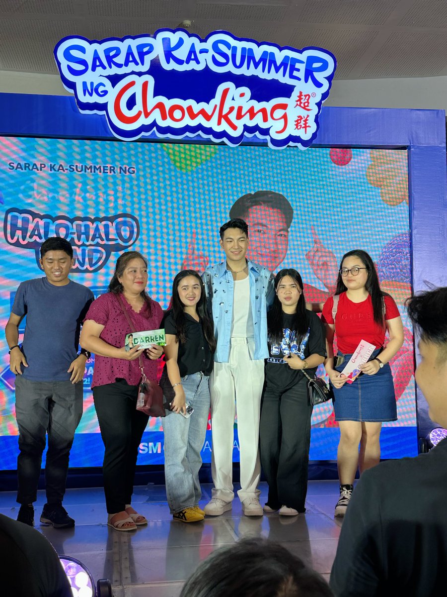Photo op with Darren together with the Darrenatics at Chowking Halo-Halo Land. 💚

Supreme DARRENxHalohalo
#DARREN <a href="/Espanto2001/">Darren</a>
#SarapKaSummerNgChowking <a href="/chowking_ph/">Chowking 超群</a>