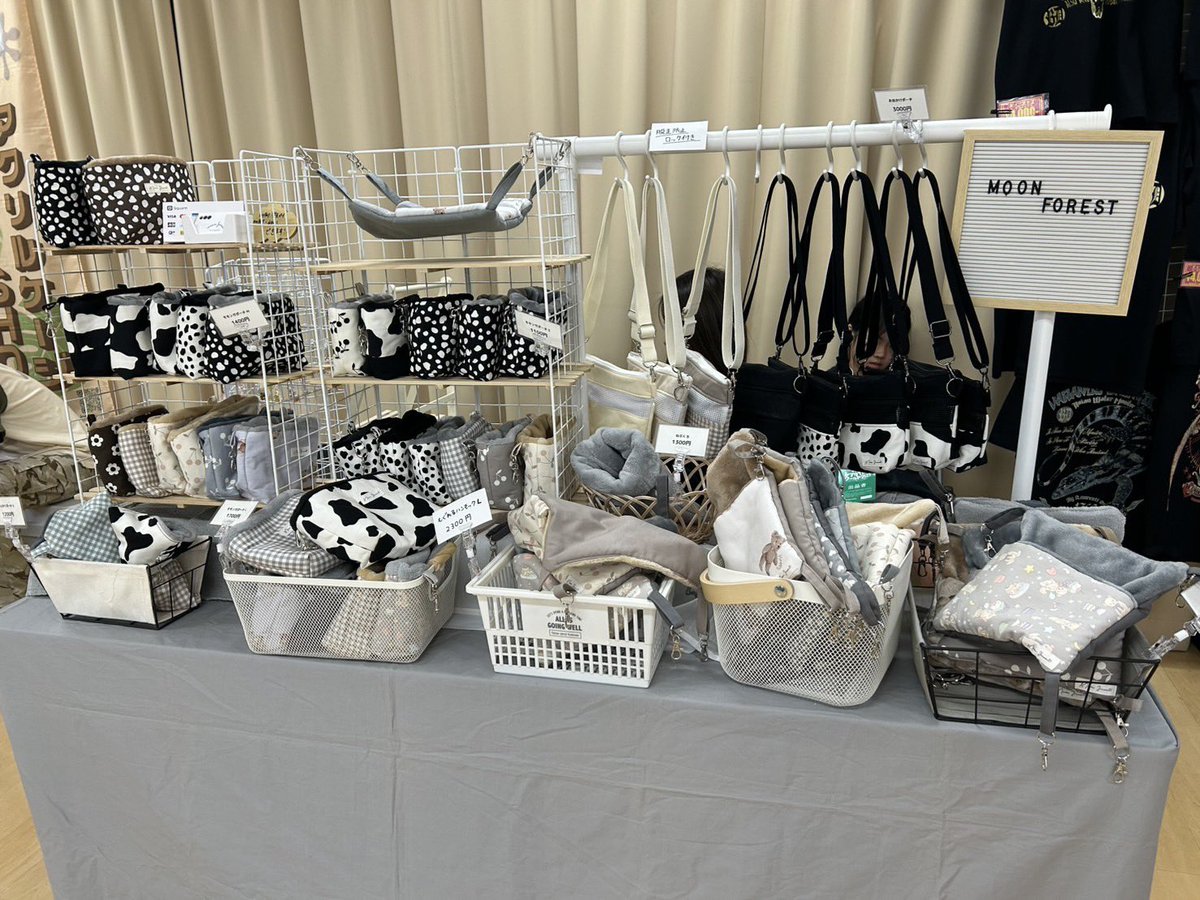 MoonForest03's tweet photo. 神戸レプタイルズワールド 2日目
開場しました！

ひっそりと妹作のキーホルダーも
販売してます🧸💕

今日もよろしくお願いします🙇🏻‍♀️ https://t.co/eO08Xs7DjY