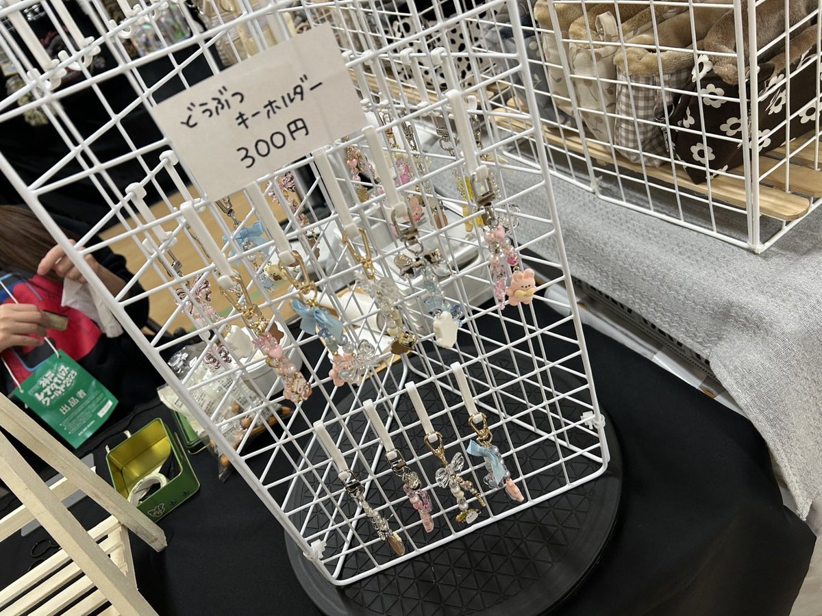 MoonForest03's tweet photo. 神戸レプタイルズワールド 2日目
開場しました！

ひっそりと妹作のキーホルダーも
販売してます🧸💕

今日もよろしくお願いします🙇🏻‍♀️ https://t.co/eO08Xs7DjY