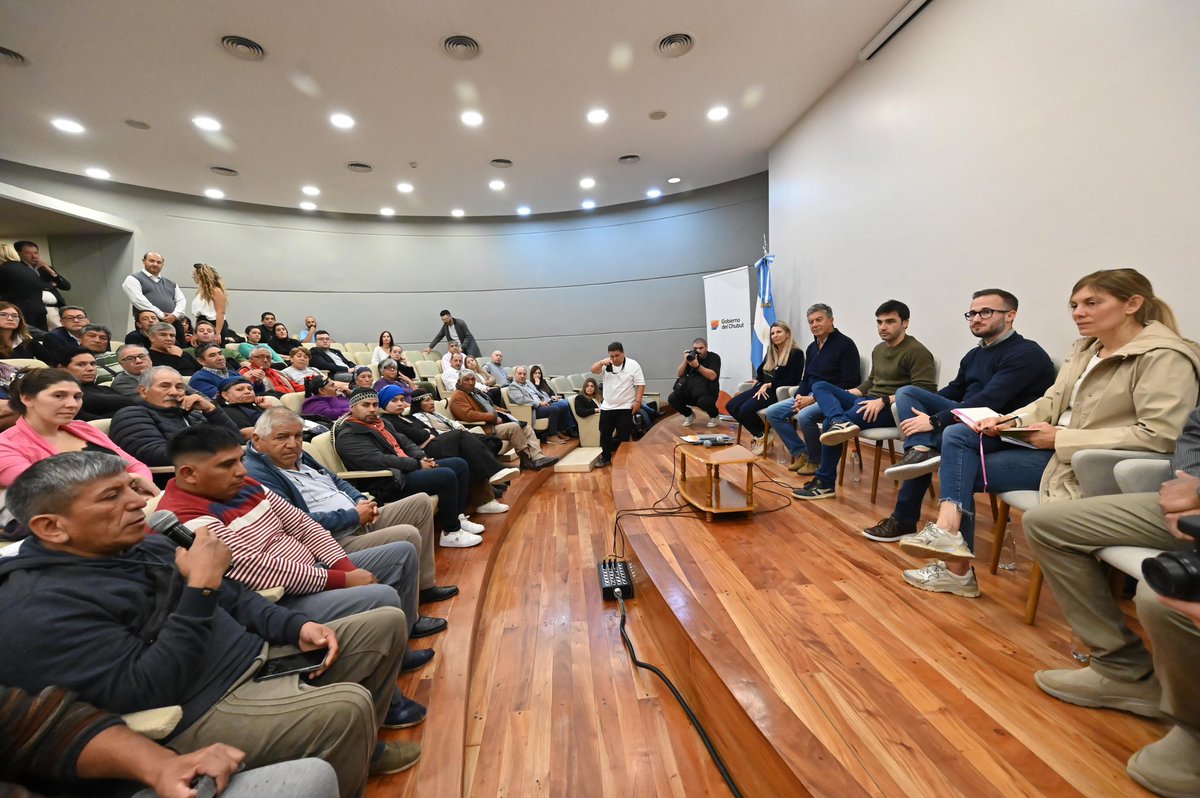 Se realizó este viernes en la Legislatura una reunión entre el gobernador <a href="/NachoTorresCH/">Nacho Torres</a>, el vicegobernador <a href="/gustamenna/">Gustavo Menna</a>, diputados y funcionarios del Ejecutivo representantes de comunidades originarias de toda la provincia. 
(…)