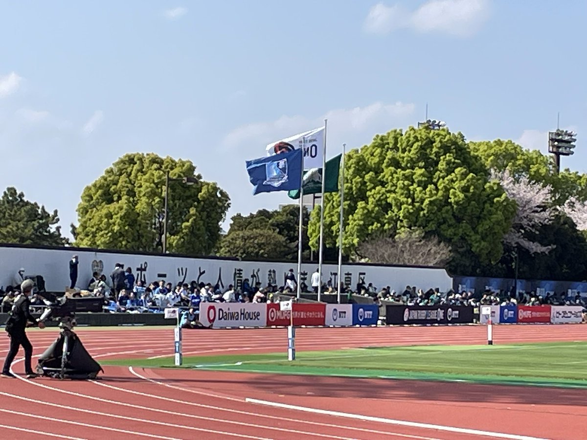 ACC_domez's tweet photo. グリーンロケッツとブルーシャークスのフラグが、並んで風で揺れているのを見てグッときた。
#greenrockets
#bluesharks https://t.co/rqeDPzc0xC