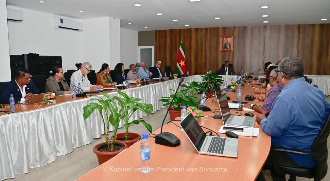 Tegelijkertijd worden de onderhandelingen met Ravaksur na Pasen voortgezet. Er is meer goed nieuws; Vanaf volgende maand gaat de overheid ook de US$750 RVI (Royalty for All) voor ouderen betalen! Het goede werk gaat binnenkort verder!