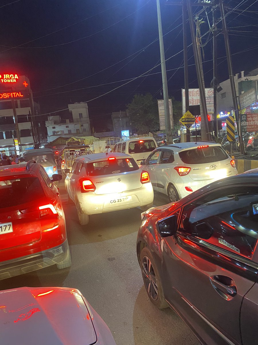 avdheshsap's tweet photo. @MPPoliceDeptt 
@DrMohanYadav51 
@SPJabalpur 
@jabalpurdm 
I have a kind request to resolve traffic problem at Ukhri tiraha and Vijay Nagar Ekta chowk. In evenings it’s extremely crowded &amp; difficult for citizens. At least a policeman should be there2manage traffic https://t.co/BZUUyrOJRY