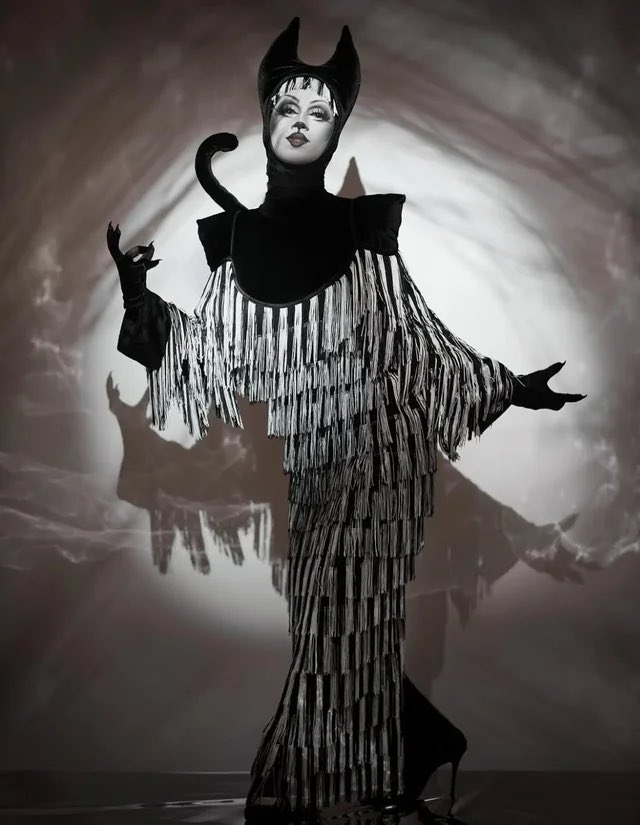 juliaaistired's tweet photo. Can we all please agree ms @suzietoot ‘s versatility is UN FUCKING BELIEVABLE
Like omg?? #drag #suzietoot #DragRace https://t.co/tWMQA49afs