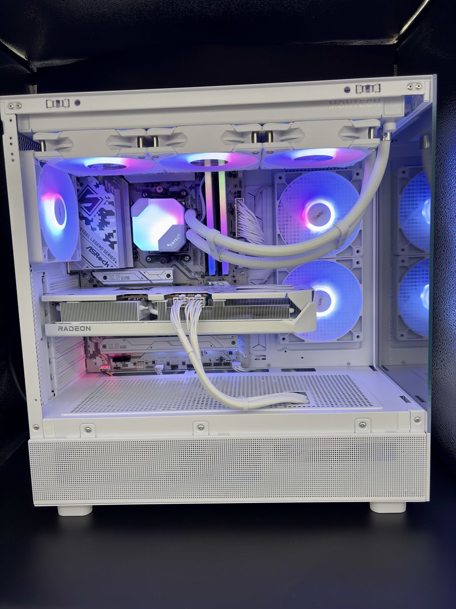 dospara_utn's tweet photo. #組立代行
お客様にご注文いただきましたオリジナルPCをご紹介‼️
🚀AMD Ryzen7 9700X
🎮AMD RX9070XT
📝#ドスパラセレクト DDR516GBx2
📕#Solidigm M.2 Gen4 1TB
#ドスパラセレクト のケースとAsRock マザーボードの一体感✨
#ドスパラ #ドスパラ宇都宮鶴田店 https://t.co/2v8WU3CWTw