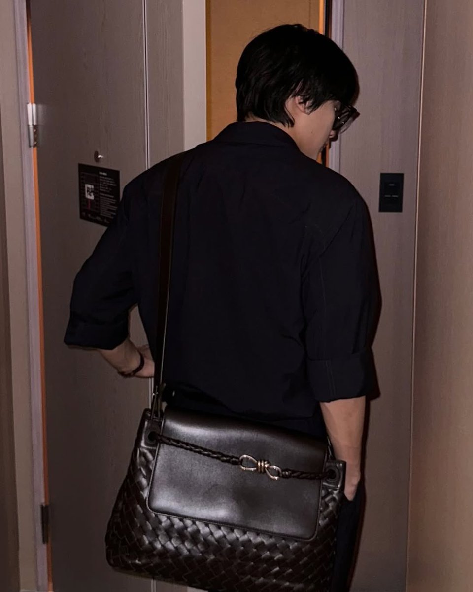 แผ่นหลังของปะปี๊แท้ๆเลยอะ อห นี่สิ้นๆๆๆ😭😭😭😭😭😭😭😭😭😭😭