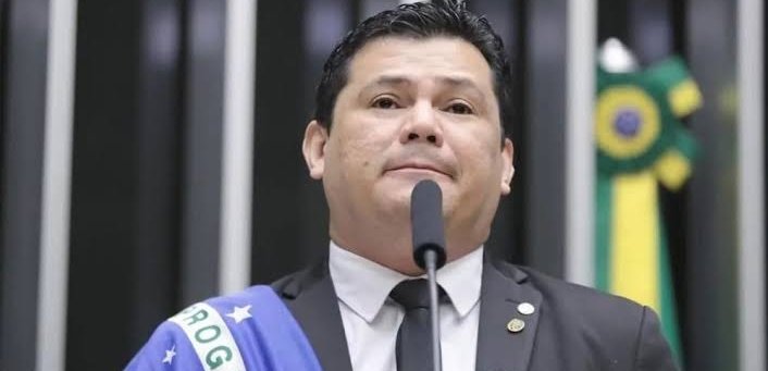 PedroRonchi2's tweet photo. Bolsonaro passou mal e nenhum político de esquerda desejou a morte dele. Lula está criando empregos, aumentando o PIB, dando reajuste real no salário mínimo, combatendo a fome e a miséria e teve político bolsonarista desejando a morte dele. https://t.co/bAlxaq7kbm