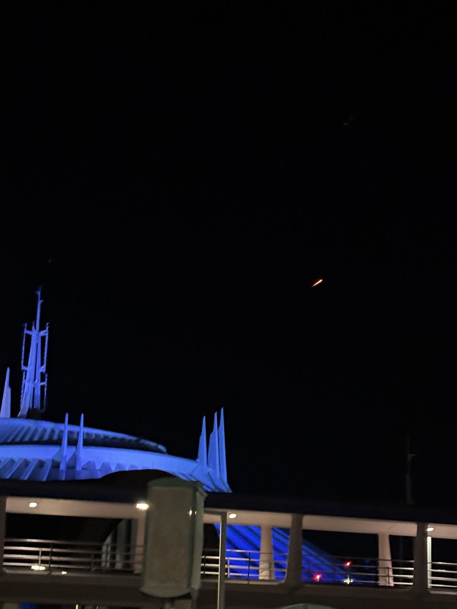 bama4212's tweet photo. @SpaceX @Starlink Taken by my daughter, Anna at Disney’s Space Mountain. https://t.co/uiM8O7Ml20