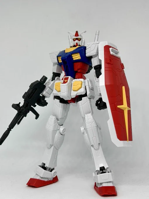 EGの万博ガンダム本体組んだ!安価&簡単組み立てでありながら、全身可動&全身にモールドがバキバキに入りまくってるというギャップがたまらないですね!ビームライフルやシールド、替えの手首もあるのが嬉しい! 