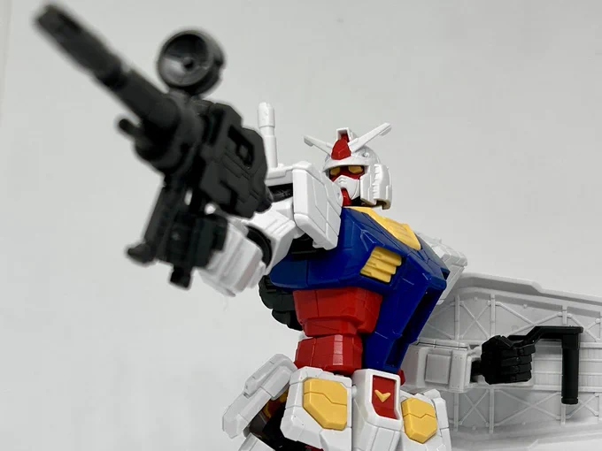 EGの万博ガンダム本体組んだ!安価&簡単組み立てでありながら、全身可動&全身にモールドがバキバキに入りまくってるというギャップがたまらないですね!ビームライフルやシールド、替えの手首もあるのが嬉しい! 