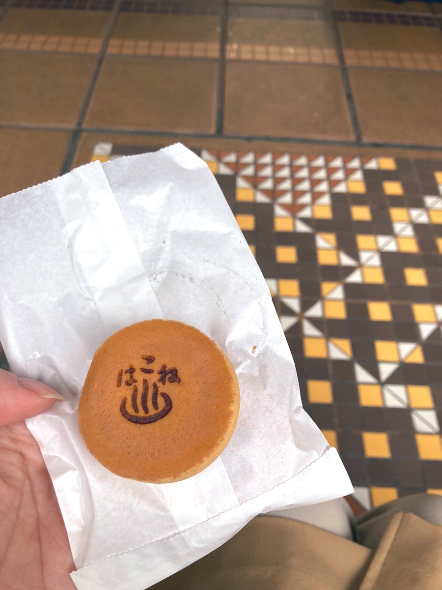 maruchannon's tweet photo. 箱根のおひとりさま向けのお宿、養生館はるのひかりさん。よかったです☺️
締めは箱根まんじゅう。タイルは寄木細工モチーフですね(๑´•.̫•`๑)♡ຼ https://t.co/q0PIpHNy2p
