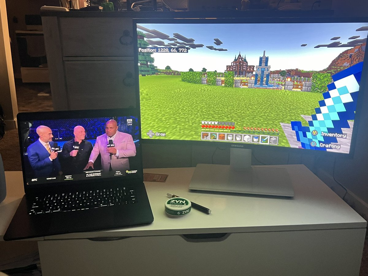 Just a white boy enjoying his Saturday night #ランゴ兄さん #블랙매니큐어
#minecraft #UFC314