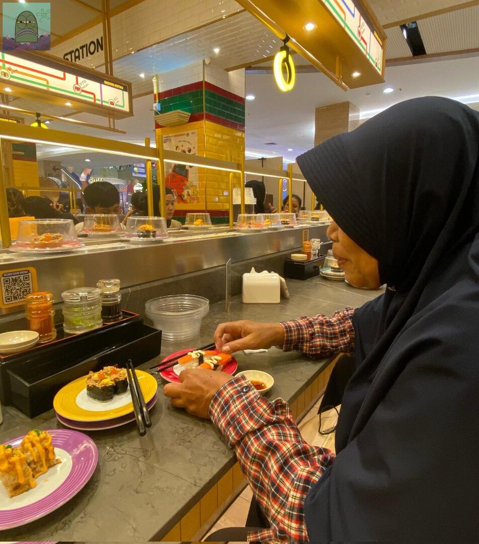 💚 Ini pertama kali traktir ibu sender makan sushi, setelah sender dpt kerja. Selama makan beliau takut harganya kemahalan dan ga bisa pake sumpit akhirnyan pake tangan wkwk. Tp ini jd pengalaman kita pertama kali makan sushi berdua bareng ibu🥺🖤