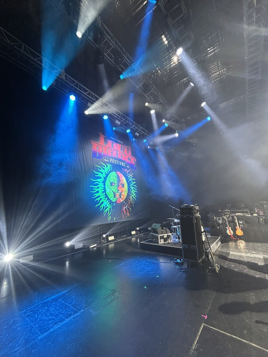 韓国のライブも無事終了！
約８年ぶり来た韓国は相変わらず素晴らしい街だった
散歩したりする時間とか全然無かったけど実に楽しい旅だった
GUMXに感謝！
しかし昼間Ｔシャツで大丈夫なのに夜は雪降るとか中々のサプライズw
また来れる日が楽しみだ