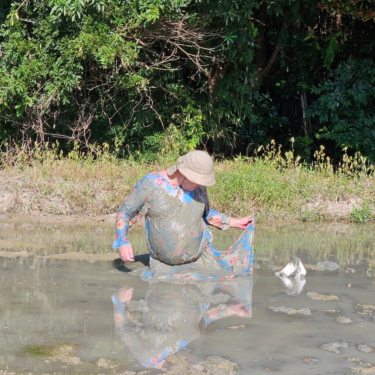 サマードレスでの泥んこ遊びその2。