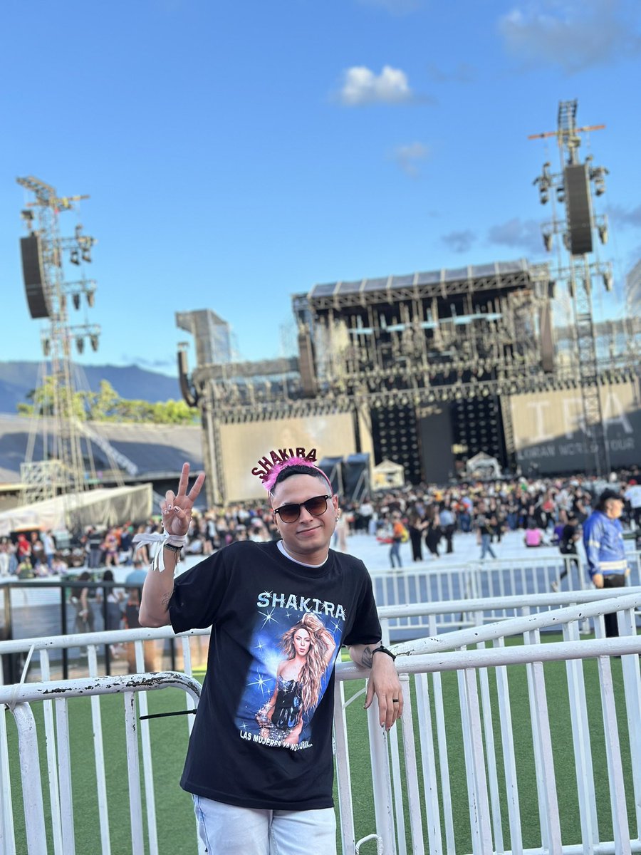 JhomberthMora's tweet image. mi yo de 3 años está viviendo su sueño de ver a @shakira en vivo💙.
#LMYNLWorldTour
#LMYNLWorldTourMedellin