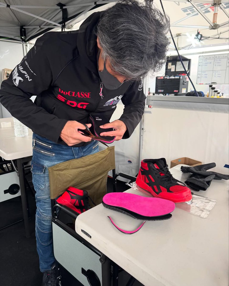 ShinsyuRen's tweet photo. 設営などで足を怪我しないように、安全靴を買ってみました。
ホームセンターブランドの安いものですが…赤い安全靴…強そうでいいですよね!(?)
足がしっくりこなかったため、インソールを #Kinefoot 社製に差し替えようとしていたら #樋口和正 代表より追加でサポート頂き、サイズ調整もして頂きました🙏
いつもありがとうございます🙏✨
左膝に古傷を抱えている上に扁平足のナカノヒト。古傷を無意識に庇うせいで、ふくらはぎがパンパンになったり、親指の付け根が痛むのですが
インソールが劇的に足の負担を減らして楽にしてくれるので回復も早いです👣
良い靴もいいけれども、インソールこそ良いものを選ぶべし!
https://t.co/l3o3JuZSNQ
※オレンジのものはライダー用のカスタムインソールです。
#スキー工房ヒグチ