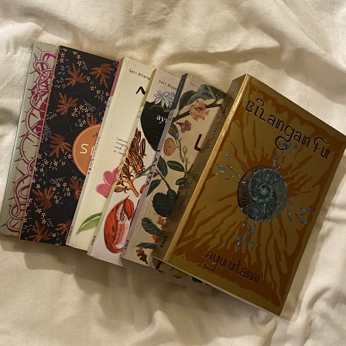 sincerelypoem's tweet photo. Ilustrasi sampul buku lokal yang cantik-cantik! ‹3 https://t.co/gHxq93Dyla
