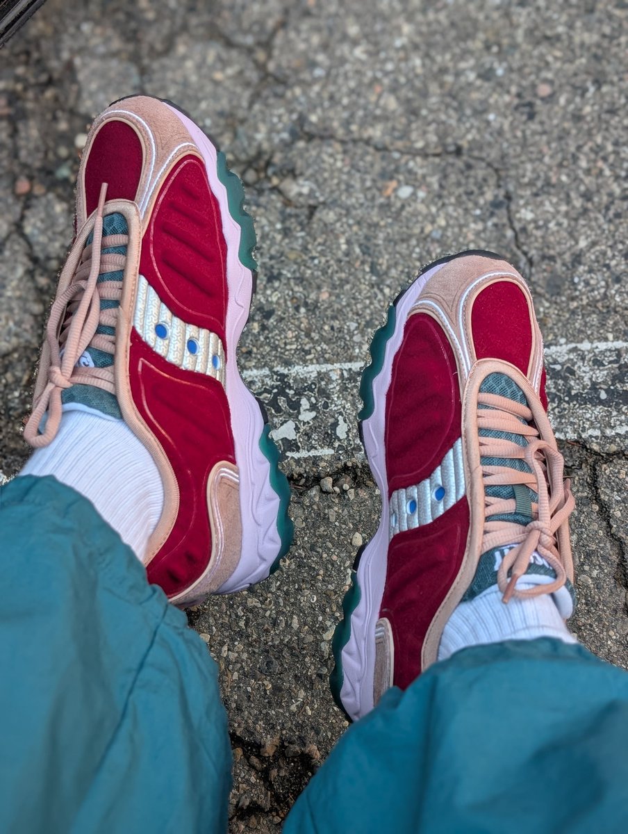 amcmath04's tweet photo. Lost & Found x No Shoes in the House = Perfection
#KOTD #Saucony #Matrix #JaeTips #undssaturday #ashwithkicks #wearyourkicks #yourkicksaredope
Hoodie@ @JBfromchicago
Shoes @JaeTips x @saucony https://t.co/FvIVlIIGT3