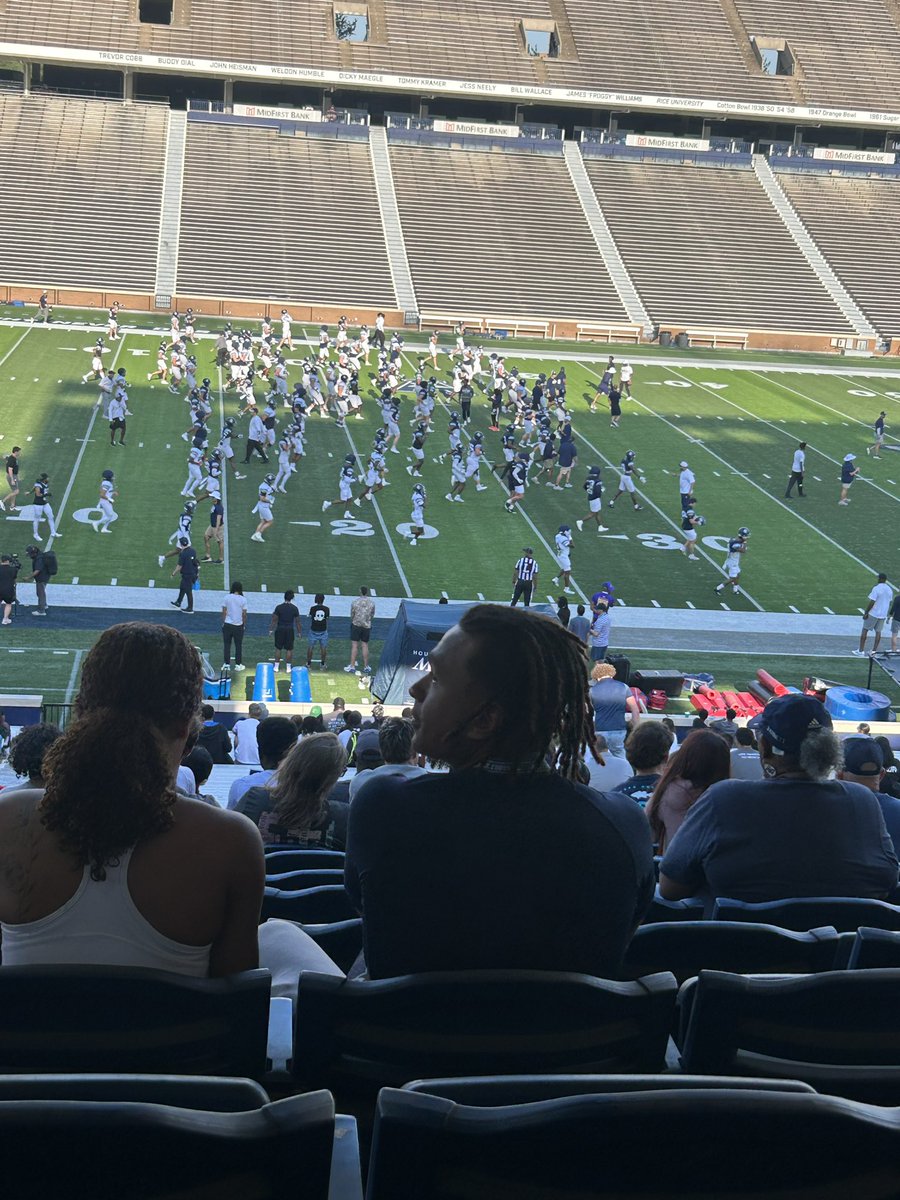 Lorenzo_2027's tweet photo. Had a great time today at @RiceFootball. Huge thanks to @CoachWilson_ for the invite. Cant wait to see what lies ahead for the Owl.
#goowl @RecruitEastside @coachgcross https://t.co/owDgsPml85