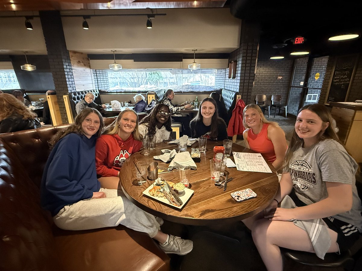 1️⃣6️⃣U Black ⚫️ and White 🗯️ found some time to break 🍞 and gather as teams today in MSP‼️

Both groups are full of quality ladies and talented players!! They are back at it tomorrow morning!!

#SanfordSports | #StrongerTogether