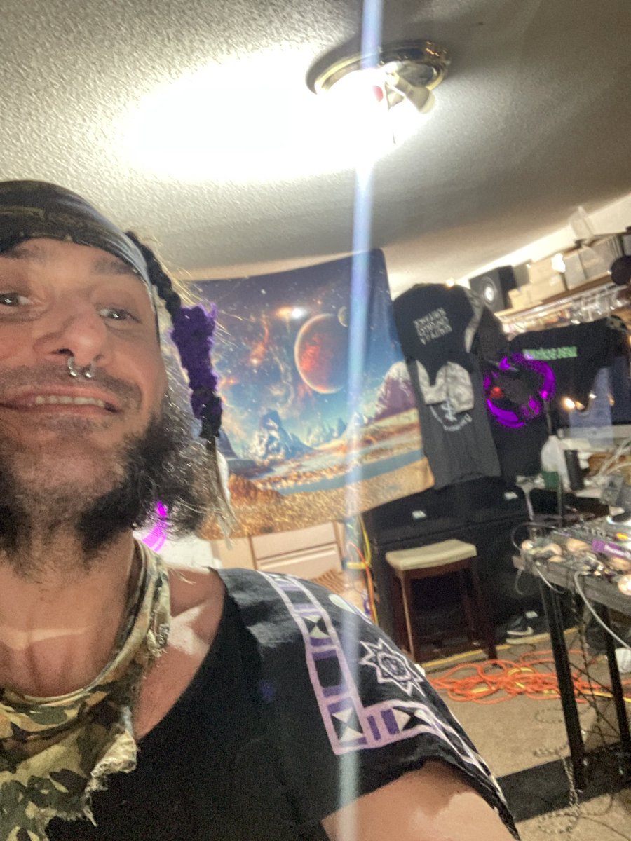 iOWAjuana's tweet image. High oops iMean hi @Out5p0ken @RAVENSCOON @AJRBrothers @FatMike_of_NOFX @timtimebomb $ps $iAm #docuad ‘N $tuff with @SocialSecurity #joypass with my friends @TrapbackPartyy &amp;amp; @ScribbzMusik at the artist habitat center of Iowa formally known as the Artist Habitat Refuge Center oF…