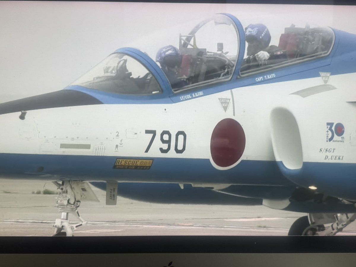 bossa3812's tweet photo. 寝坊したから家でテレビでYouTube
屋根から観れるかな？
カメラ用意して登るかな
#blueimpulse https://t.co/qIXZcoXFdk