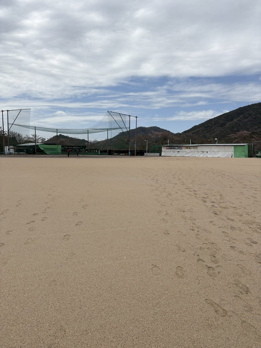 tkdZEB_of's tweet photo. やはり武田高校グランドは凄いです。
雨が止んで2時間経てばもう試合できます。

こんな感じです。 https://t.co/KiCSkkzEHn