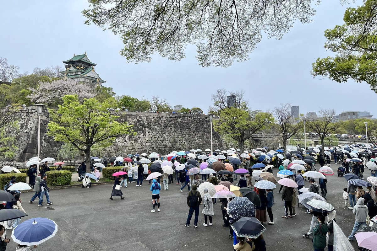 ffst_22's tweet photo. 大阪城公園の現状
みんなブルーインパルス待ち https://t.co/4x2IzJMnec