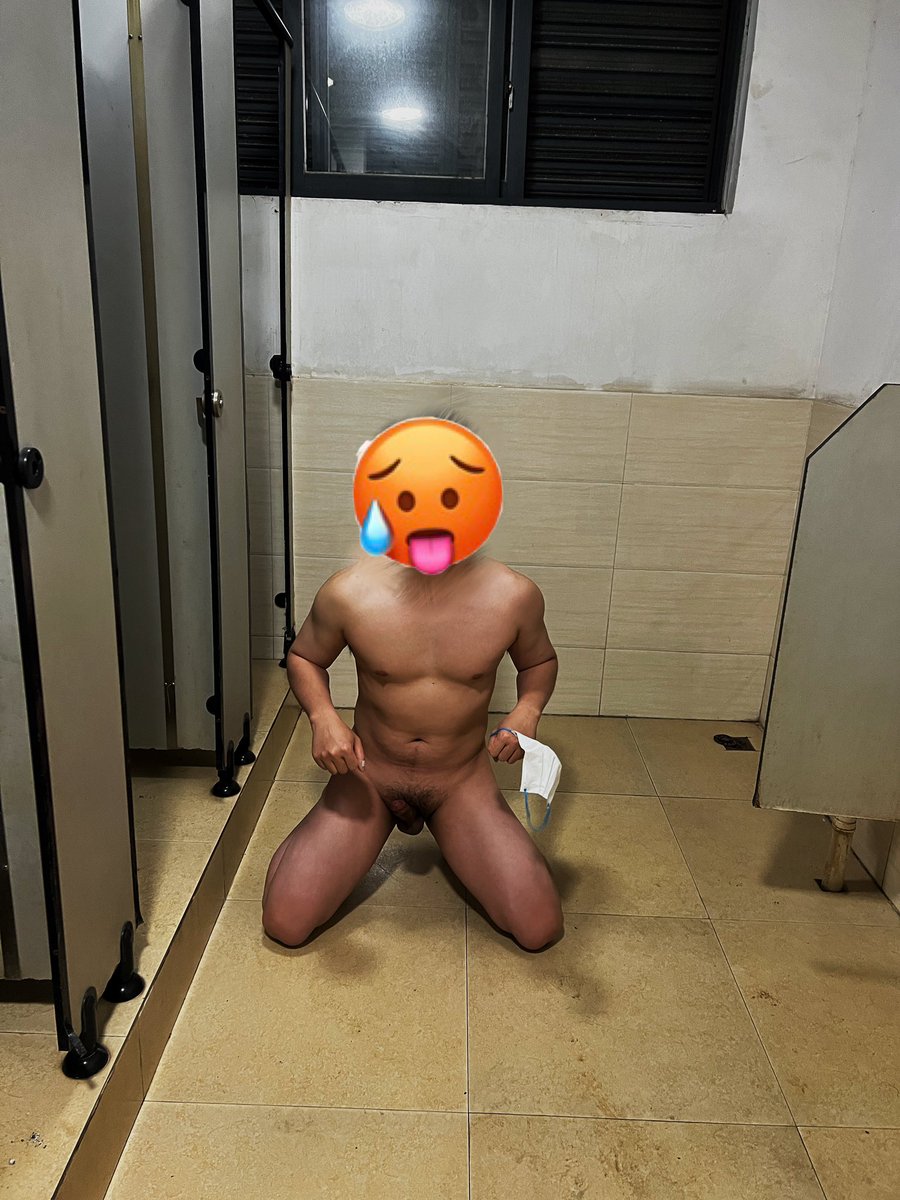 wusiliang1M's tweet photo. 打开门犯贱，被来上厕所的帅哥看见，邀请帅哥帮忙拍骚照，竟然答应了…..
“跪下，把口罩摘了，舌头伸出来”
“转过去撅屁股”
“你有锁吗？戴上跪到小便池旁边，等下一个哥们淋你，这是任务” https://t.co/P9oDIOZHFc
