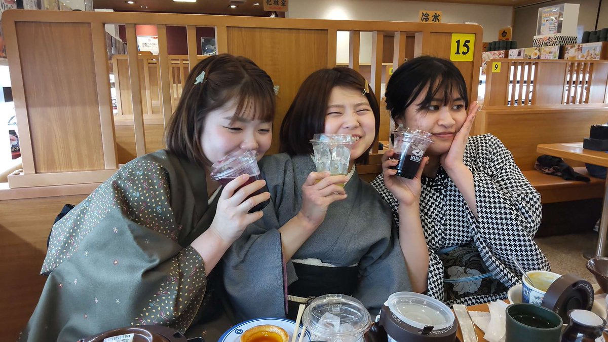 wasoukan's tweet photo. ネギトロ三人娘 　
  講演会のあとは、店のみんなと食事会。米子店は、いつも、回る～～お寿司。かしまし女子たちは、なぜかネギトロが大好き。いつも５皿くらいネギトロを注文。それにしょうゆ、アマダレ等々、つけるものを変えて食べ続けるのでした。 
 #着物 #和装 #きものコーデ #男きもの #着物 #和装 #着物女子 #着物ガール #着物コーデ #着物コーディネート #着物チャレンジ #着物狂 #kimono #訪問着 #着付け教室 #着付けレッスン #着物でお出掛け #振袖 #振袖レンタル #着物レンタル #袴 #袴レンタル #卒業式 #かまいたちの掟 #ネギトロ #回転すし #講演会
@wasoukan