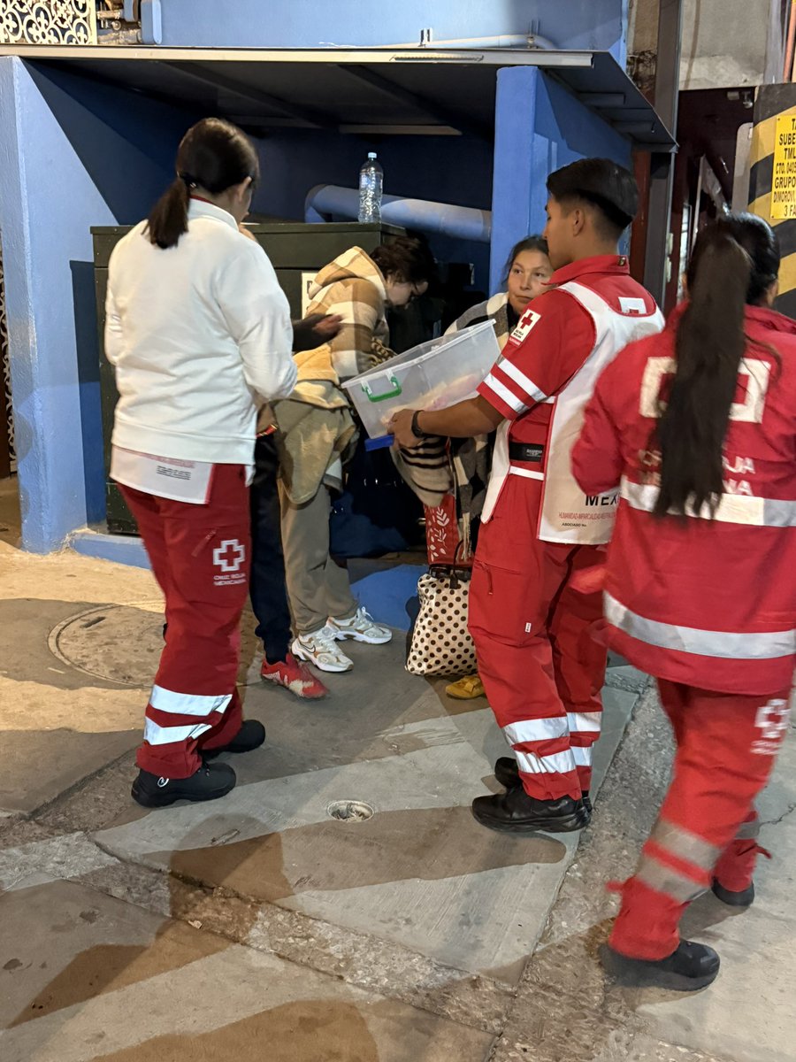 CruzRojaTecama1's tweet photo. #Entérate | Este día personal de #CruzRojaMexicana en #Tecamachalco acudieron a diferentes hospitales del municipio para entregar “Pan y Café”, así como también a personas que ofrecen sus productos de domingo de ramos a un costado de la parroquia.
#AyudarNosMueve https://t.co/YhvaD2zKQ3