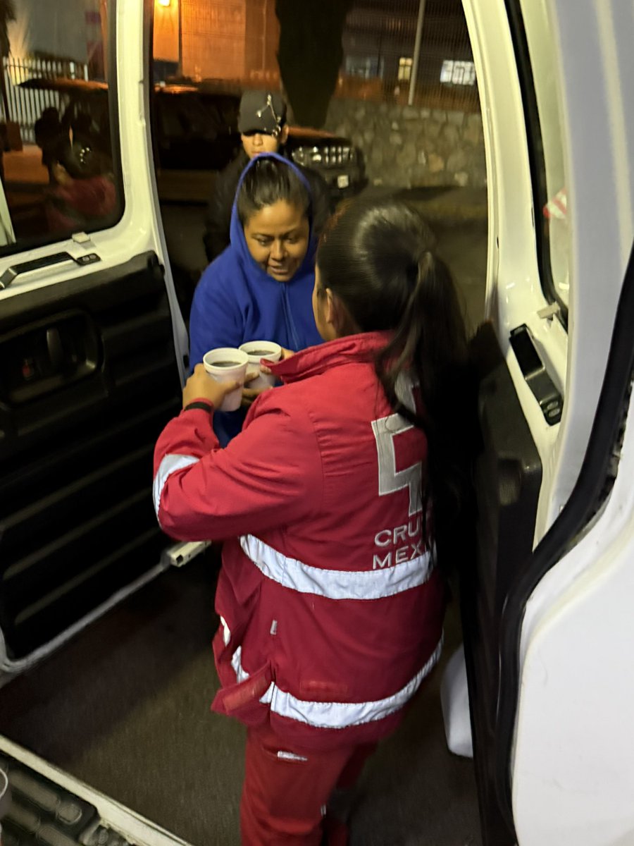 CruzRojaTecama1's tweet photo. #Entérate | Este día personal de #CruzRojaMexicana en #Tecamachalco acudieron a diferentes hospitales del municipio para entregar “Pan y Café”, así como también a personas que ofrecen sus productos de domingo de ramos a un costado de la parroquia.
#AyudarNosMueve https://t.co/YhvaD2zKQ3