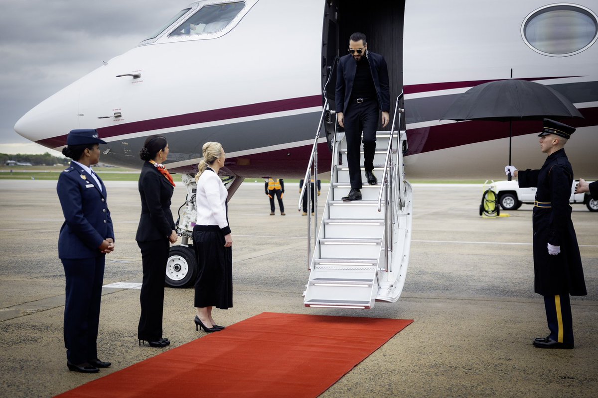 JorgeManzaSV's tweet photo. Les dejo el dato:

Andrews es la base del Air Force One y está preparada para recibir a líderes mundiales con altos estándares de seguridad y protocolo. Aterrizar allí es un gesto de alto nivel: implica honores militares y una recepción formal reservada para visitas importantes. 🇺🇸🇸🇻