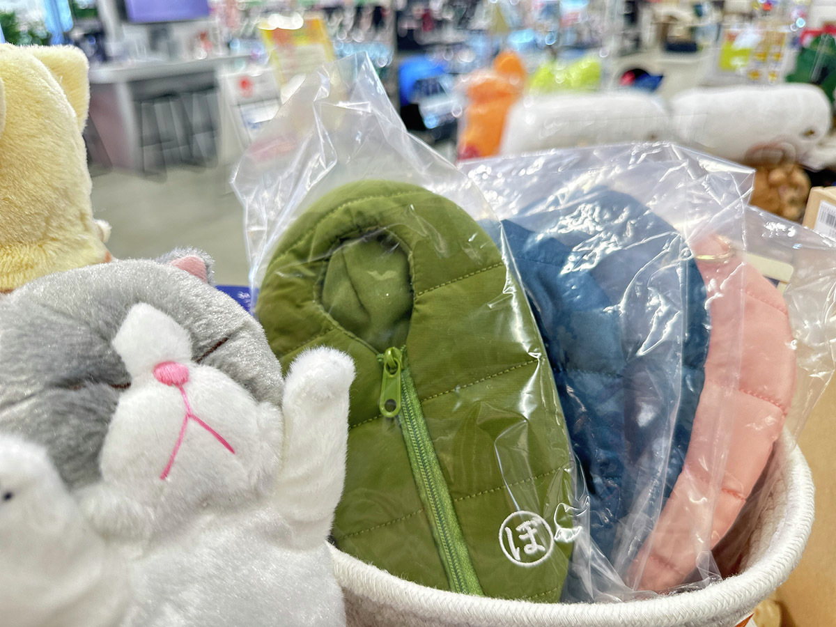 edion_yoko_nisi's tweet image. ぼうねこさんの寝袋、各色ございます✨
カラビナがついているので、一緒にお出かけもできちゃうみたい😆
合わせていかがですか？
#ぼうみたいなねこ