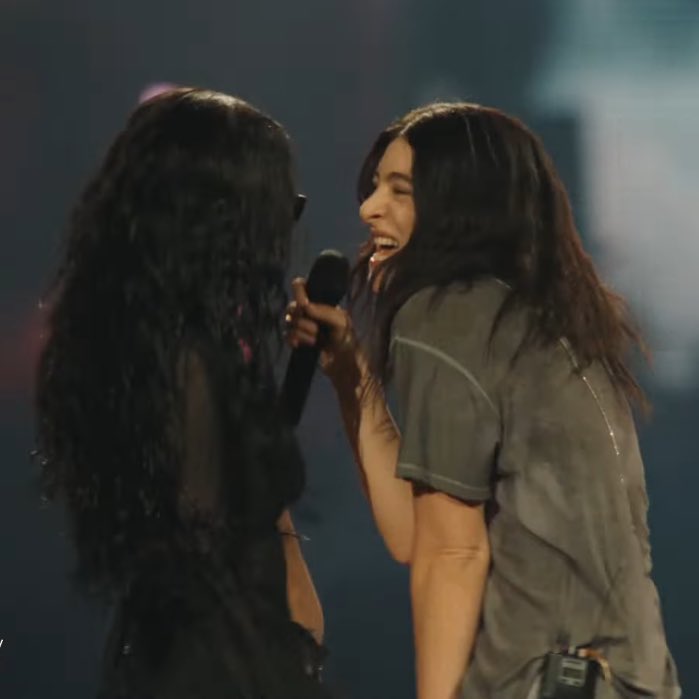 PopCrave's tweet image. Lorde joins Charli xcx to perform “Girl, so confusing” at Coachella.