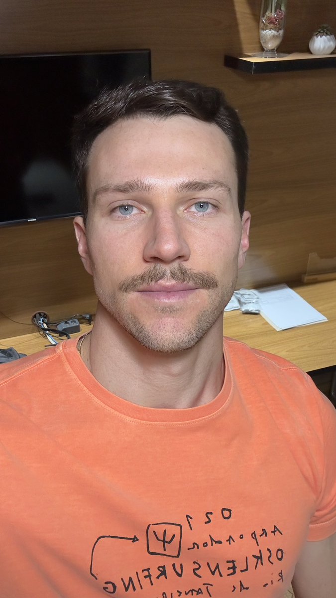 Tirei minha barba após muitos anos, deixei apenas o bigode