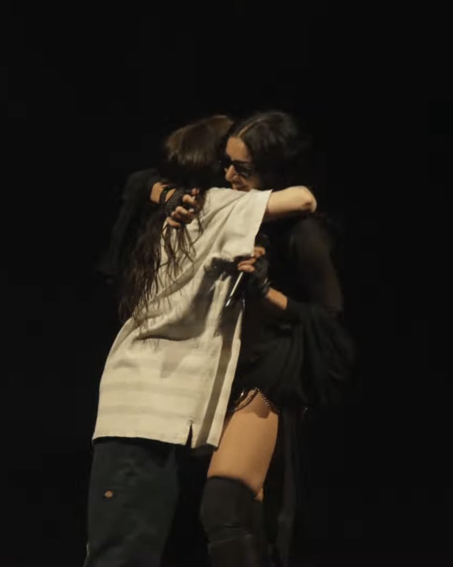 PopCrave's tweet photo. Billie Eilish joins Charli xcx to perform the “Guess” remix at Coachella. https://t.co/oPxQsyQs9I