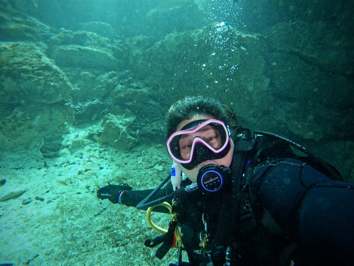 iamchrysss1's tweet photo. It was a great day diving today with my favorite humans. ❤️ Also hit my deepest dive so far, 123 F 🤿💧🌳🪨📸. #ilovemydivefam #springdiving #scuba #underwaterphotographer #selfie #diveselfie #underwaterphotography #freshwater #livingthemoment #besties #lightanddark #scubadiver https://t.co/LwOSddWNvV