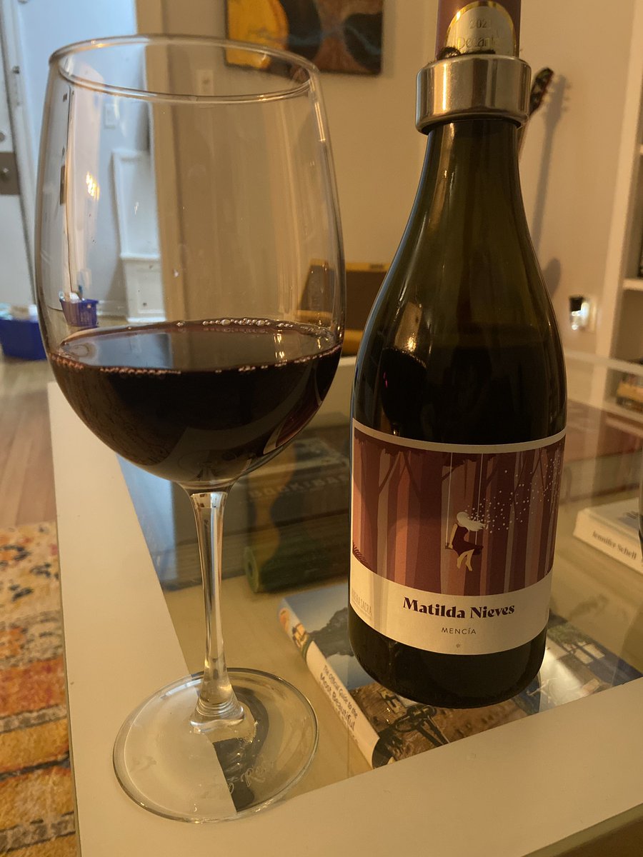 brenmarmo's tweet photo. Much needed after that brutal episode of Common People. That was heavy… Matilda Nieves to the rescue. #blackmirror #mencia #netflixandwine #winetherapy🍷 https://t.co/PxlmimQs7P