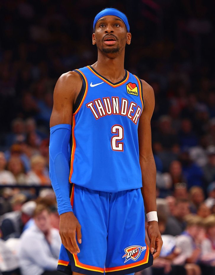 50NuancesDeNBA's tweet image. Pas de dernier match pour Shai Gilgeous-Alexander, voici donc un résumé de sa saison 2024/25 📊

76 MATCHS ⚔️ [63W-13L]
32.7 PPG en 52-38-90% 🪣
5.0 RPG / 6.4 APG
1.7 SPG / 1.0 BPG
en 34min de moyenne ⏱️

⚡️ Meilleur scoreur de la ligue ; et 25ème meilleure moyenne sur une…