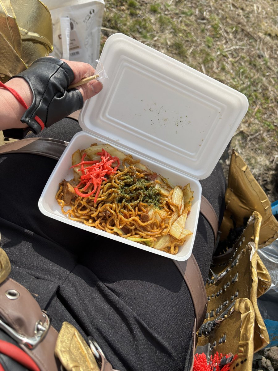 nokiwaka's tweet photo. 昨日はコスナビさんの野焼きを三池極で参戦してきましたー！！荒廃感がめっちゃいいロケーションだった！！
撮影集中しすぎて焼きそばしか食べれなかったのが残念ンン！次回もっと食べたい！
4枚目はカートで運搬されるソハヤくん(本体) https://t.co/B1VmolaKeZ
