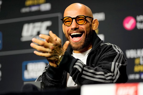 HeataoMil_grau's tweet photo. Caralho mlk, que MIJADA HISTÓRICA 

- Defendeu todas as quedas do Mitchell
- Riu da cara dele na luta
- Finalizou pela primeira vez no UFC justamente contra um craque do Jiu-Jitsu
- Meteu que vai rezar pela alma do Mitchell na entrevista

TOMA TOMA TOMA DOS MENO QUE TEM ÓCULOS https://t.co/b8oLpvq4Do