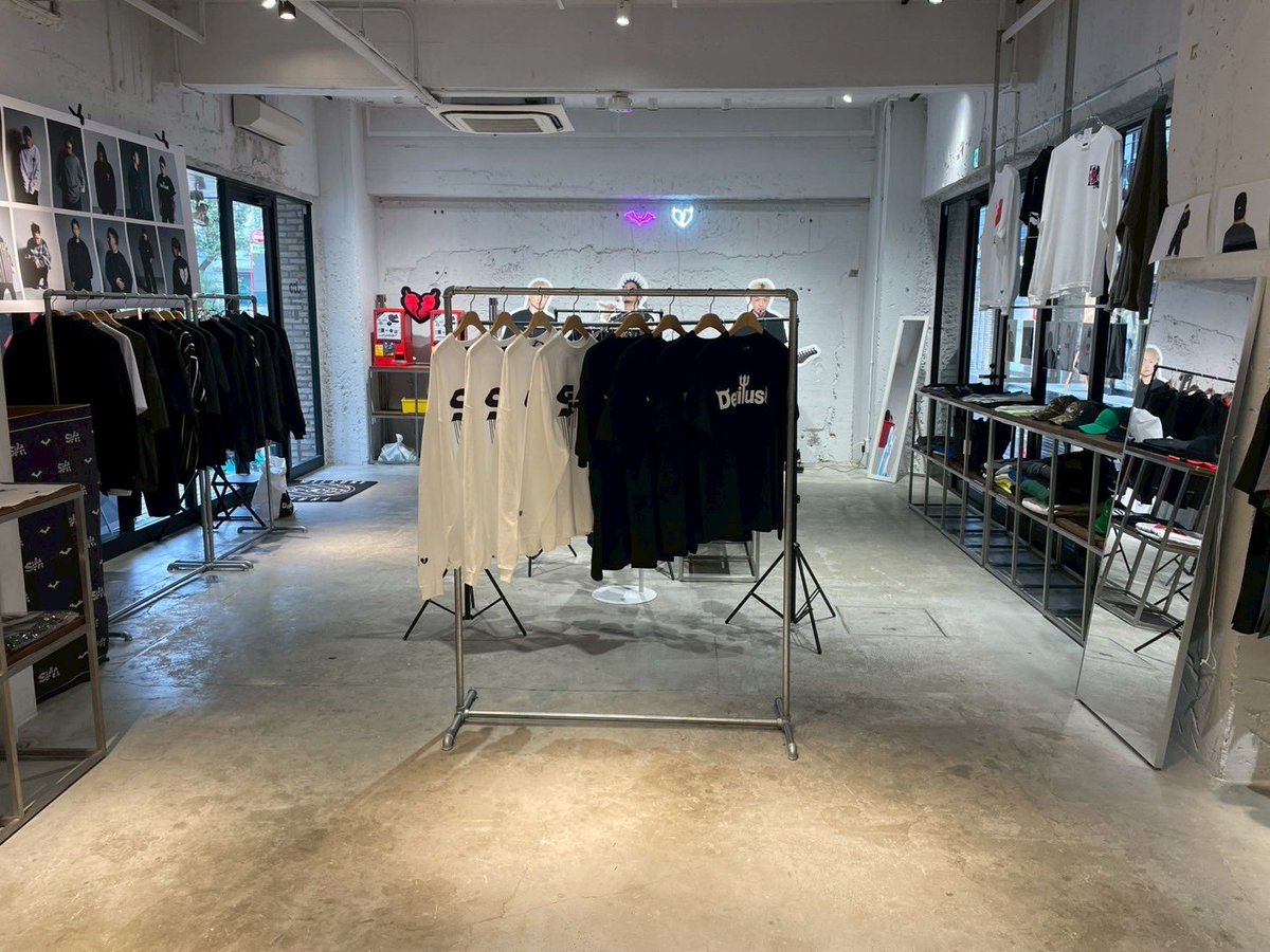 SiM_Official's tweet photo. 【SiMxDeviluse POP-UP】
SiMxDeviluse COLLABORATiON 
POP-UP STORE

東京2日目オープン！

☑️TOKYO
4/13(Sun.)12:00-19:00

📍渋谷区神宮前3-25-18-104

#SiMxDeviluse https://t.co/sjY7meG036