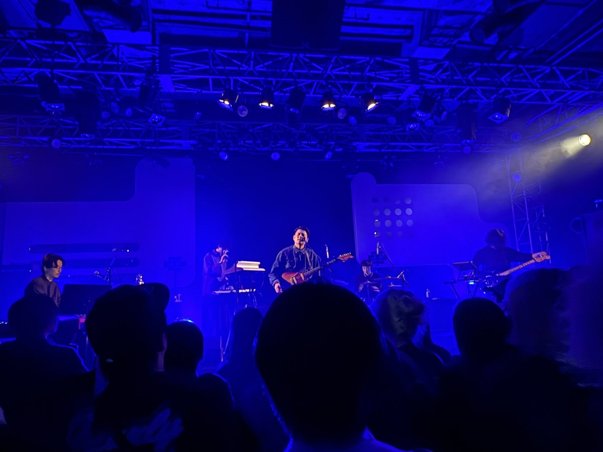 昨日 #SYNCHRONICITY25 のodolがほんと〜〜に素敵で、迫力ある生の演奏とまっすぐで透き通るような歌詞があわさったときのパワーがすごくて気づいたらボロボロ泣いてた
改めて音楽と言葉の持つ力について考えている すごいことだよなあ