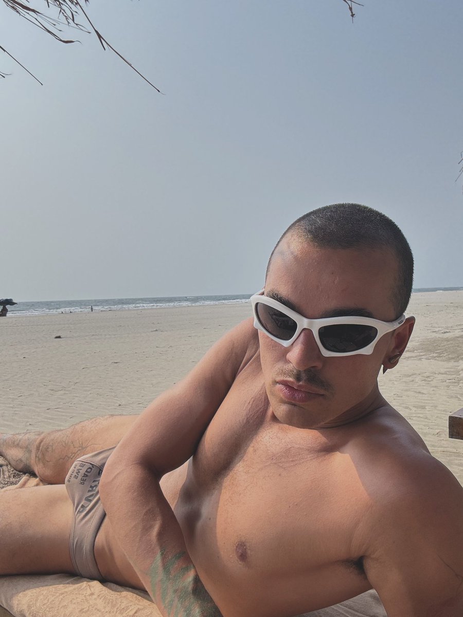 pitoseturi's tweet photo. Hot days, light clothes, zero plans. https://t.co/6FhLf3d6Ps