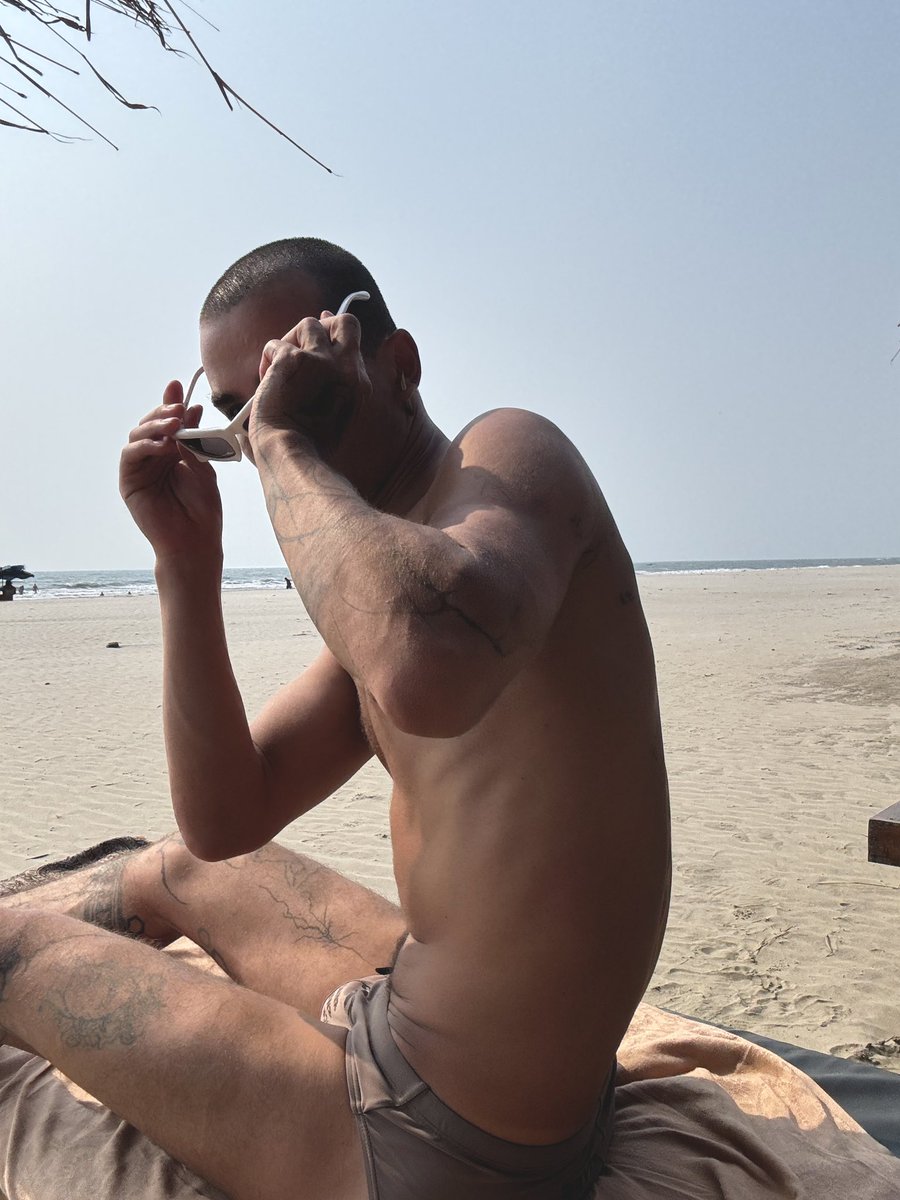 pitoseturi's tweet photo. Hot days, light clothes, zero plans. https://t.co/6FhLf3d6Ps