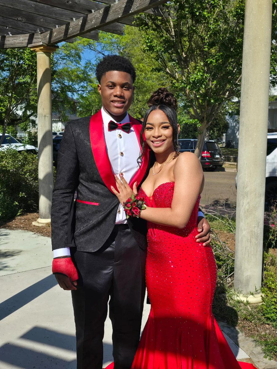 BluePhiER03's tweet photo. Prom 2025!! 🥰🫶🏾🤞🏽💪🏾 @jr_williams_12 https://t.co/5sChHvoTaz